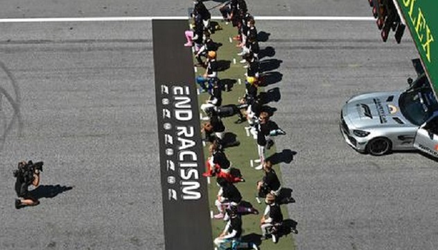 F1: al Gp d'Austria vince Bottas. Piloti inginocchiati contro il razzismo