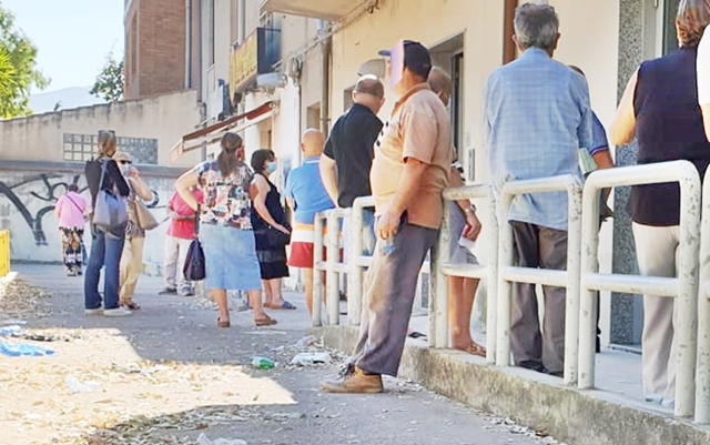 Tutti in fila e in piedi davanti alle Poste: disagi infiniti per i residenti di Flumini