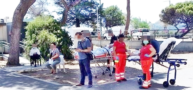 Odissea al Marino, volontari e pazienti aspettano l’esito delle visite sotto l’ombra degli alberi