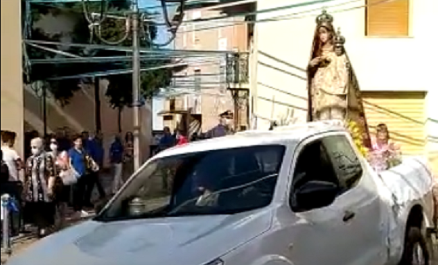 Durante la processione cade la teca di vetro della statua della Madonna