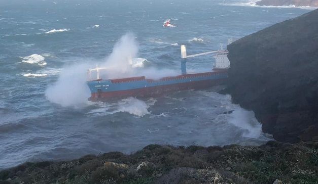 Cargo incagliato nel Sud Sardegna: iniziato smantellamento