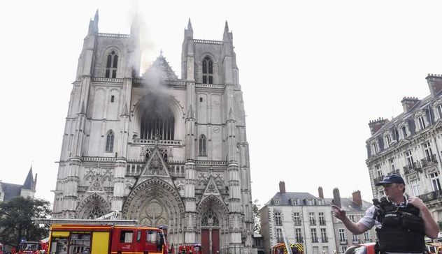 Fiamme nella cattedrale di Nantes: tre inneschi, incendio doloso