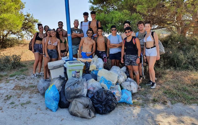 Sant’Anna Arresi. Puliscono la spiaggia: pomeriggio alternativo per un gruppo di giovani