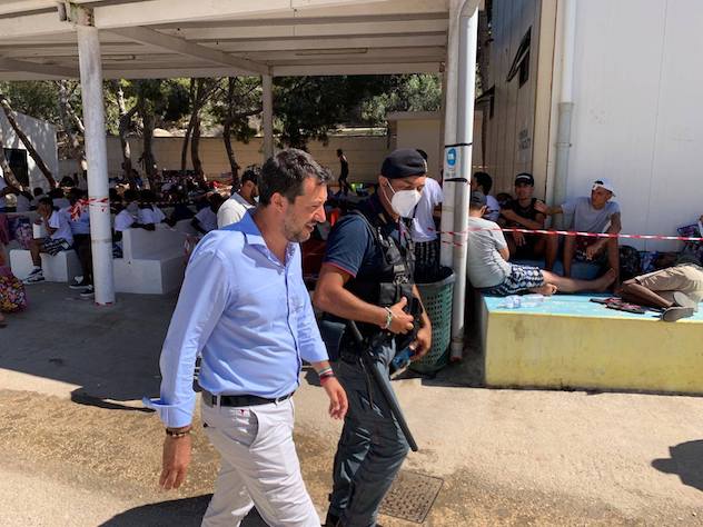 Migranti. Salvini a Lampedusa: “Situazione drammatica. Gli ultimi focolai sono tutti arrivati grazie a questa gente”