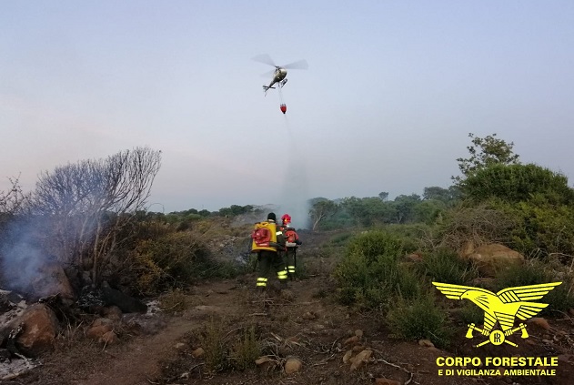 Incendio nelle campagne di Castelsardo, interviene l'elicottero del Corpo forestale