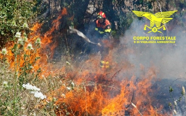 Incendio a Villaperuccio, sul posto l'elicottero intervenuto a Carbonia