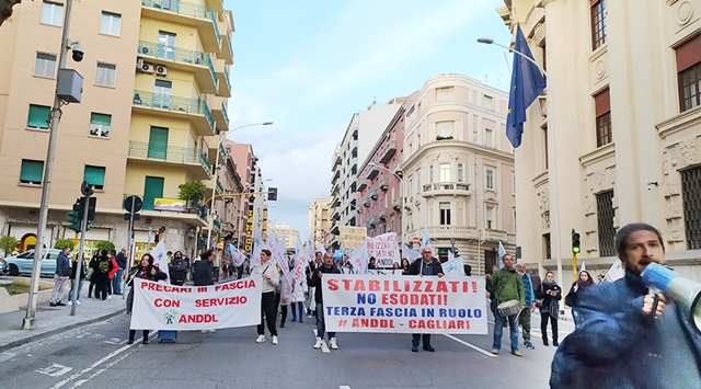 La disperazione dei precari della scuola in consiglio regionale: “Siamo 6mila in Sardegna, rischio collasso”