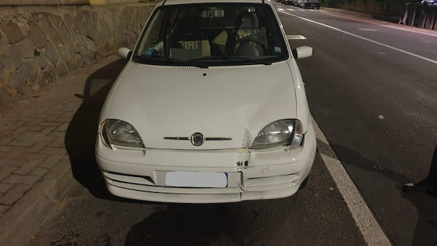 Cagliari. Auto prende in pieno cartelli stradali che finiscono contro un’altra vettura