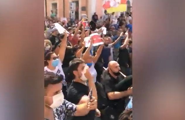 Salvini a Torre del Greco. Fischi e lanci di pomodori