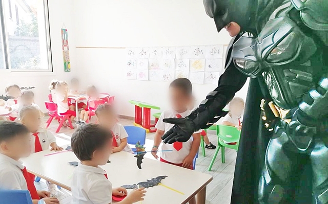 Covid, Batman entra in classe e aiuta i bambini a diventare dei super eroi