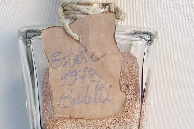 Portò con sé sabbia da Budelli 42 anni fa: oggi il tesoretto è stato rispedito in Sardegna
