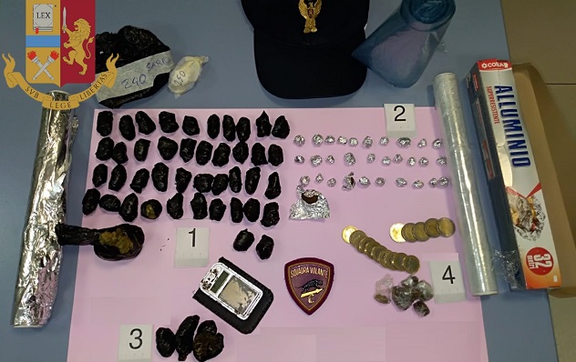 Nascondeva la droga sotto terra: 24enne sorpreso dalla polizia