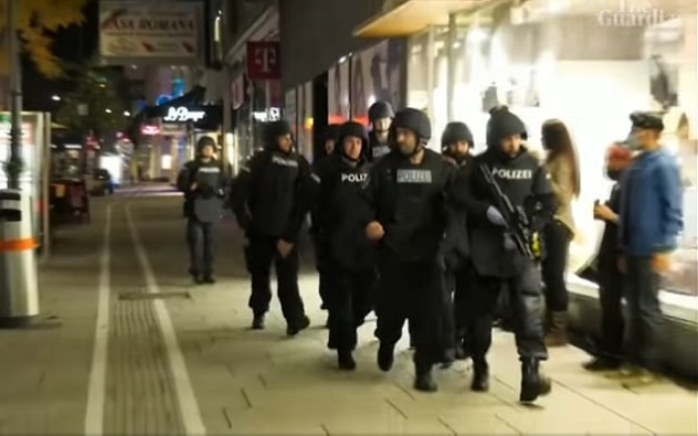 Vienna: notte di terrore, polizia alla ricerca di almeno un fuggitivo