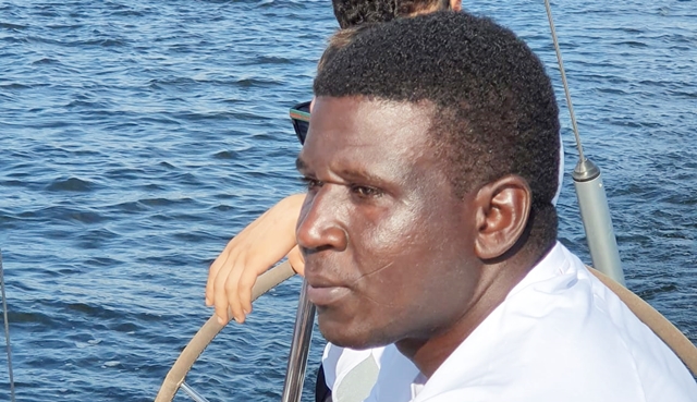 Yahia, il ragazzo che non sapeva nuotare, sfuggito dalla miseria con un barcone: ora è uno skipper