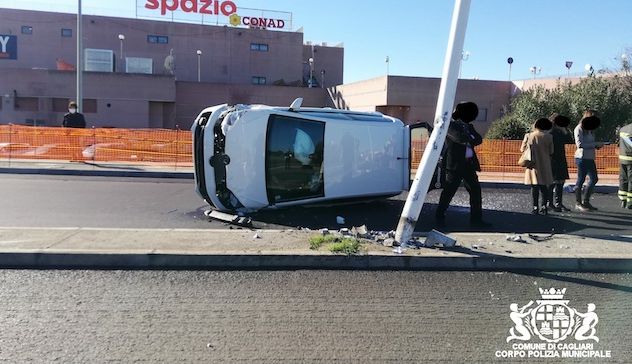 Cagliari. Spettacolare incidente a Pirri: il conducente sta bene