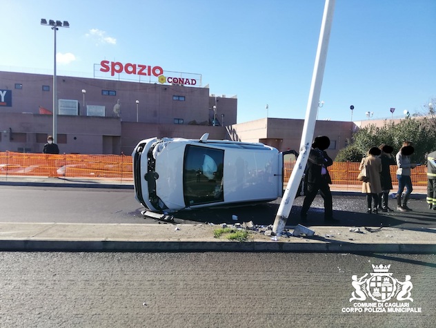 Cagliari. Spettacolare incidente a Pirri: il conducente sta bene