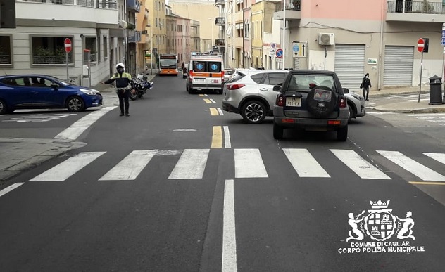 Scontro fra auto a Cagliari, un ferito in ospedale