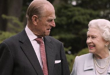 Covid. Vaccinati oggi la regina Elisabetta II e il principe Filippo, 94 e 99 anni