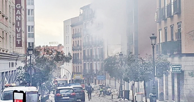 Fortissima esplosione al centro di Madrid, saltati in aria tre piani di un palazzo. Il sindaco: “Almeno due morti”
