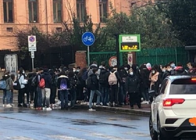 Calca di studenti alla fermata del bus a Cagliari