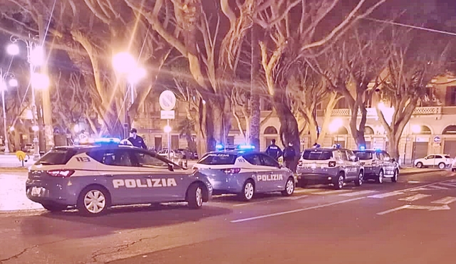 Controlli serrati della polizia in piazza del Carmine, arrestato evaso dai domiciliari