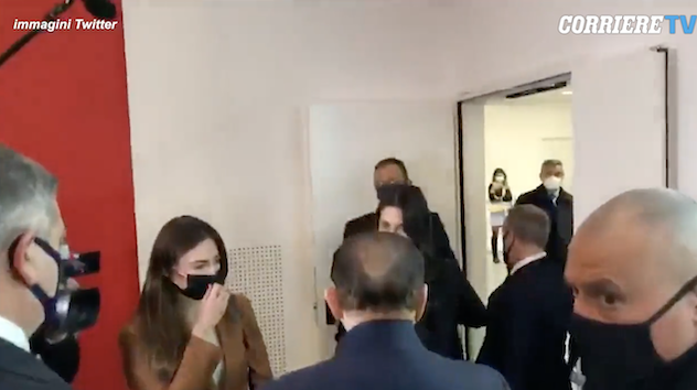 Berlusconi scherza con due ragazze: chiede di abbassare la mascherina per vederle in viso