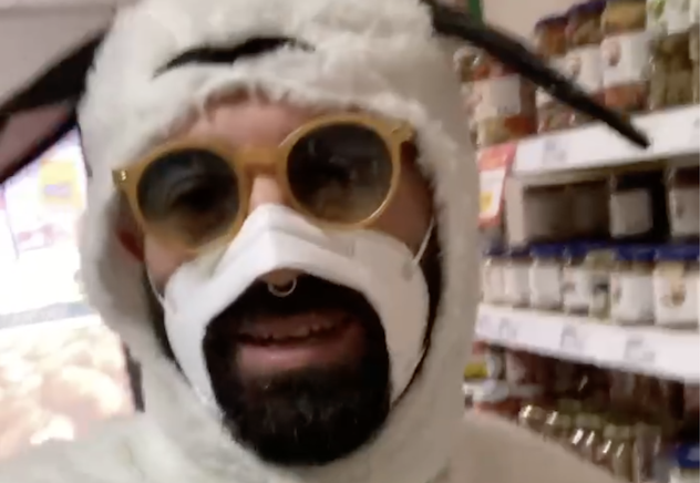 Sarroch. Indossa un costume da pecora ed entra in un market con una mascherina ritagliata: 400 euro di multa
