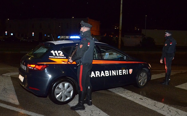 Droga, una pistola e una bomba carta in casa: arrestato artigiano di Carbonia