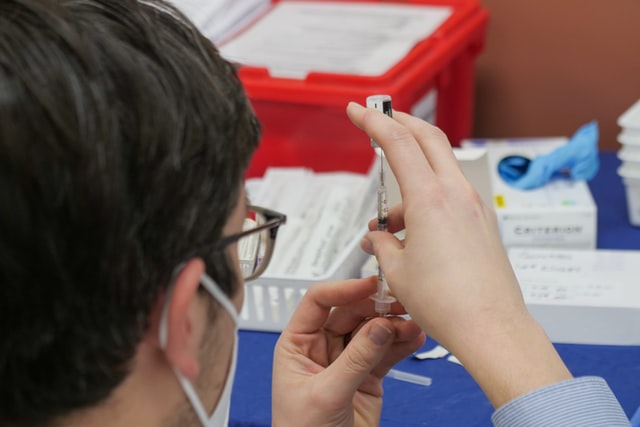 Vaccini a rilento in Sardegna, si cercano medici volontari per prestazioni gratuite