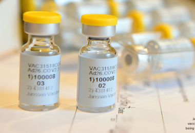 Johnson & Johnson: dosi consegnate ma rinviamo lancio vaccino in Europa