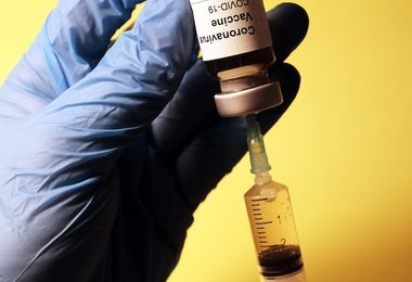 Accusati di aver somministrato il vaccino Pfizer a propri familiari: indagati medici e infermieri