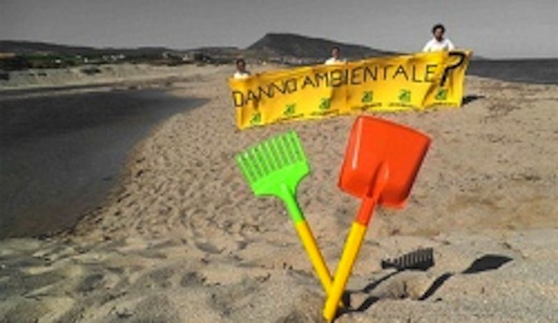 Valledoria. Giochi in spiaggia con paletta e secchiello. Denunciati i genitori per danno ambientale