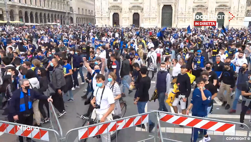 A Milano tutti in strada per festeggiare lo scudetto dell'Inter contro ogni regola e divieto. Ecco la diretta