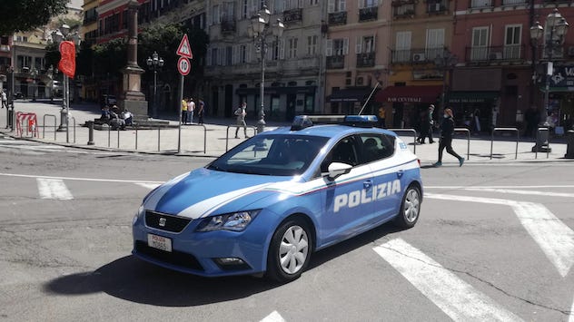 Cagliari. I vicini chiamano la Polizia: “Sentiamo urla strazianti”
