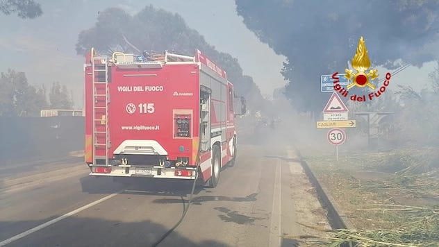 Elmas. Vasto incendio in via Sulcitana