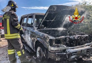 Bonarcado. Auto in fiamme completamente distrutta, intervento dei pompieri