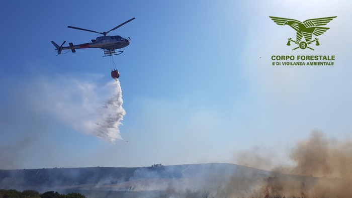 Incendio minaccia le case a Solarussa, sul posto l'elicottero 