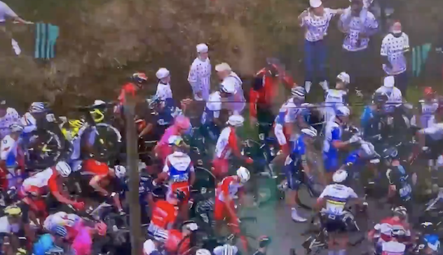 Tour de France, spettatrice fa cadere tutto il gruppo. Il video