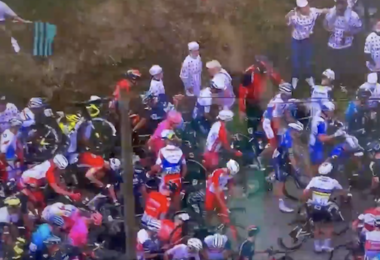 Tour de France, spettatrice fa cadere tutto il gruppo. Il video