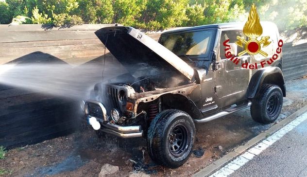 A fuoco una Jeep Wrangler