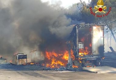 Vasto incendio a Macomer: operazioni di bonifica ancora in corso 