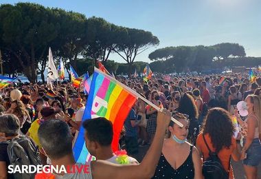 Sardegna Pride a Cagliari e a Sassari: migliaia di persone in piazza