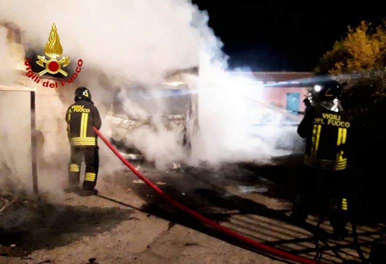 Autocarro in sosta in fiamme nella notte a Decimomannu
