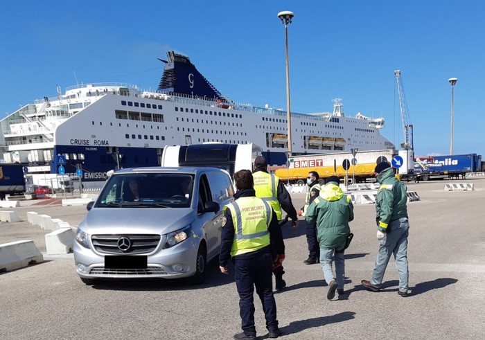 Contagi in risalita: in Sardegna riprendono controlli in porti e aeroporti