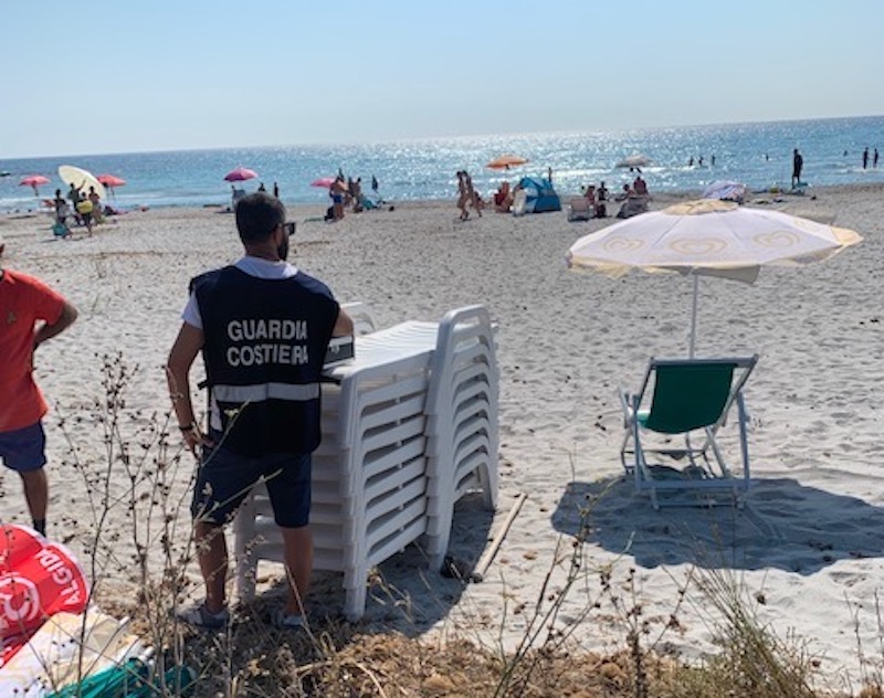 Noleggiatore abusivo di lettini e ombrelloni sulla spiaggia di Orosei fermato e denunciato 