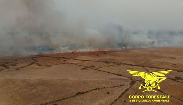 Tredici incendi oggi in Sardegna, elicotteri in volo