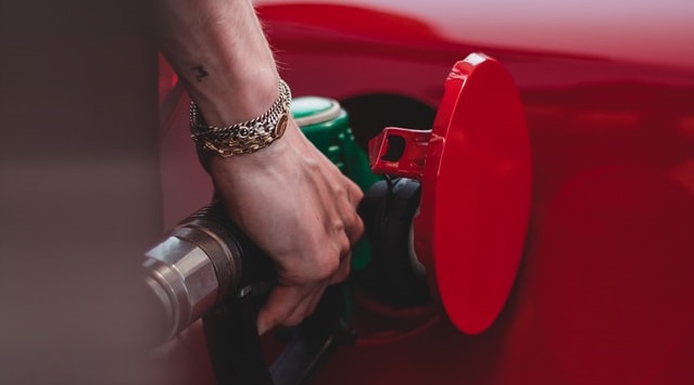 Prezzo benzina alle stelle, aumenti record