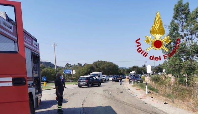 Incidente all’altezza del bivio per San Pantaleo: un ferito trasportato con l’elisoccorso a Sassari