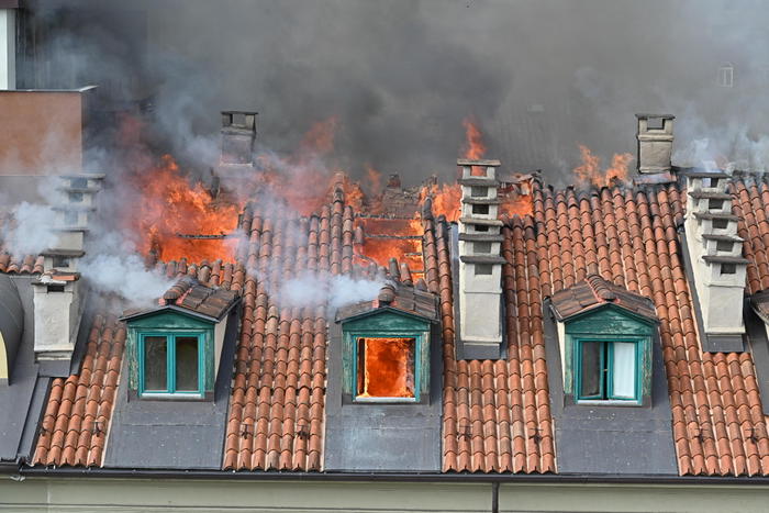 Palazzo in fiamme nel centro di Torino: 5 feriti e oltre 100 evacuati