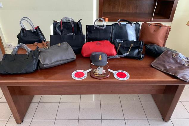 Budoni. Sequestrate numerose borse con marchi contraffatti